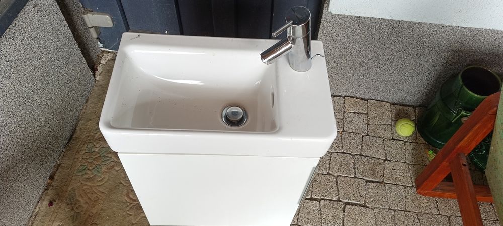 Kompletna mała umywalka z szafką podwieszana