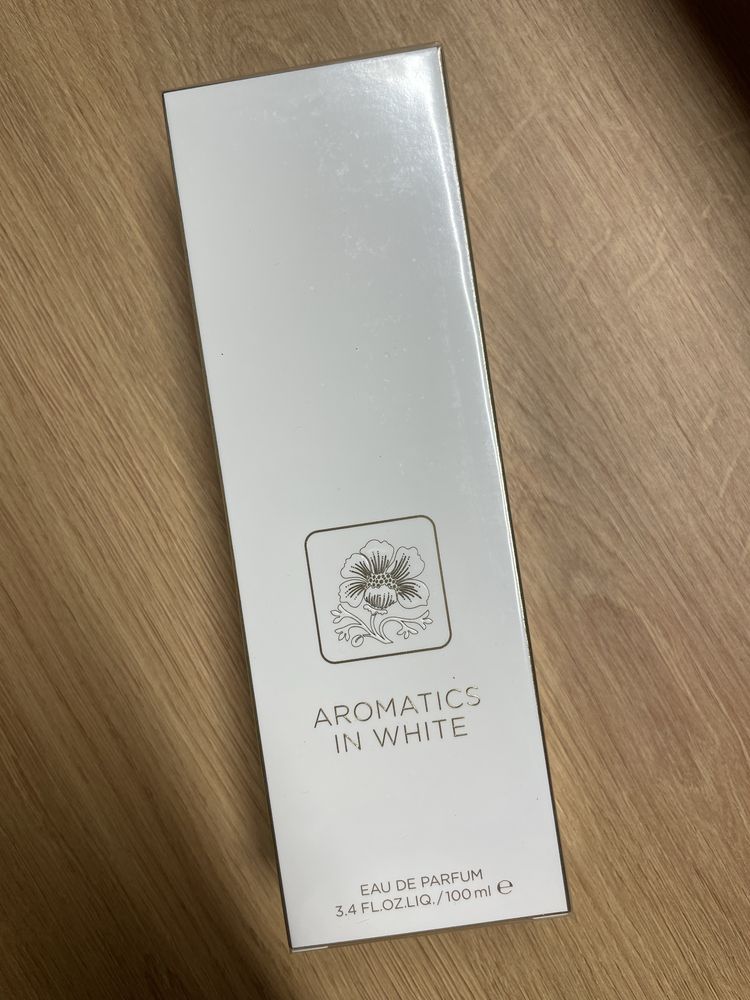Perfumy Clinique Aromatics in white