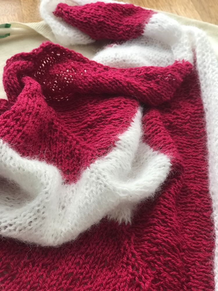 Trójkątna chusta na drutach białe różowe pasy handmade