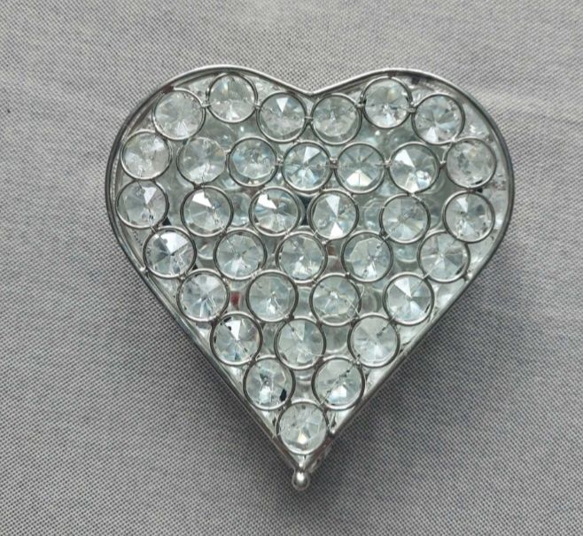 Diamentowa szkatułka z lustrem do przechowywania biżuterii