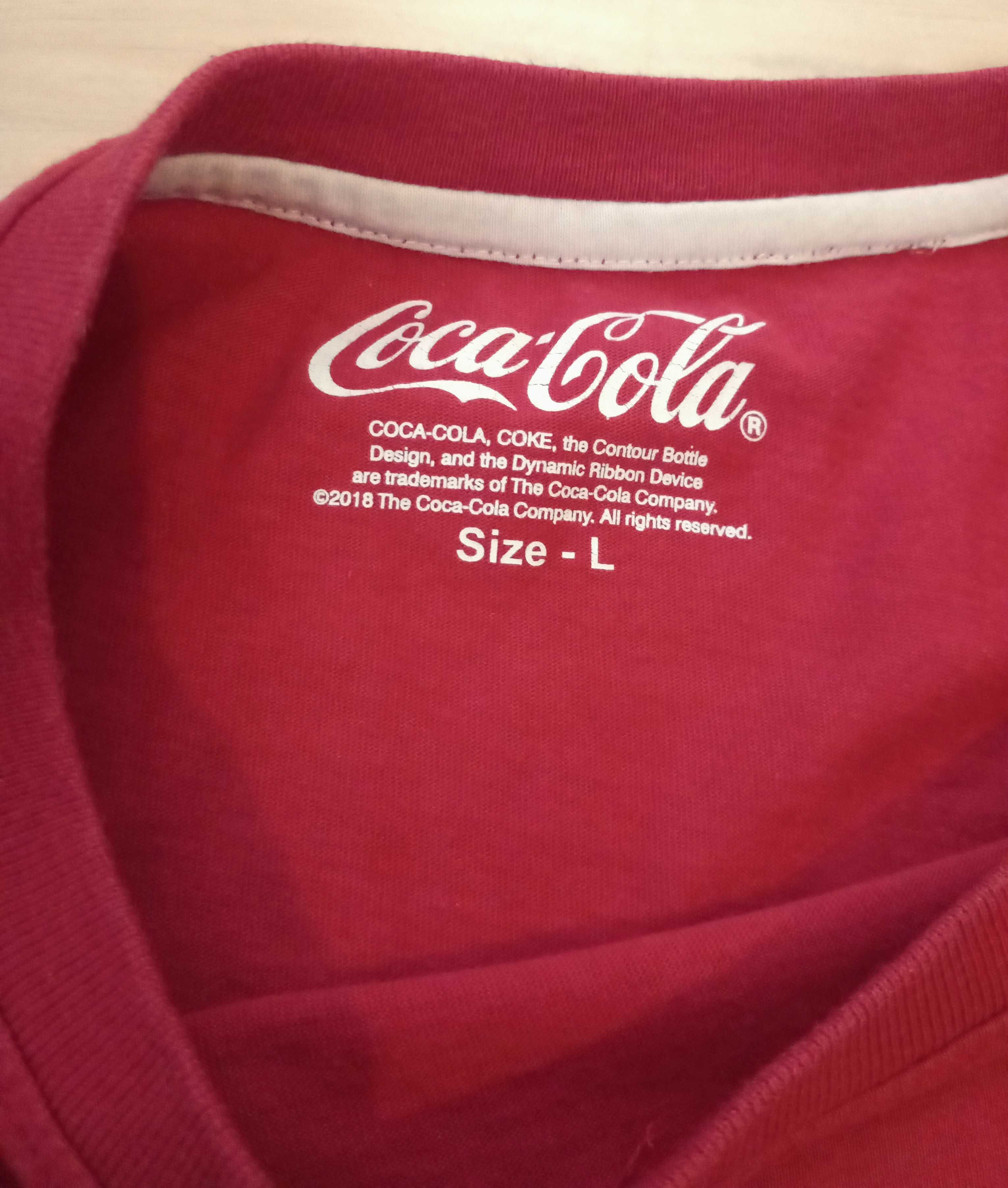 Czerwony T-shirt z kolekcji Coca Cola z efektem zużycia