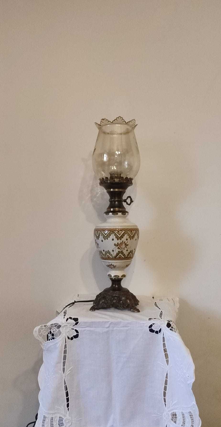 dwie mosiężno - porcelanowe wysokie lampy stylizowane na naftowe