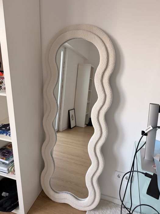 Espelho de parede branco ondulado