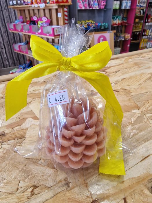 Vela castanha e forma de pinhoca