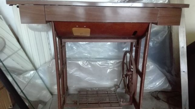 Mesa com pés /máquina de costura antiga