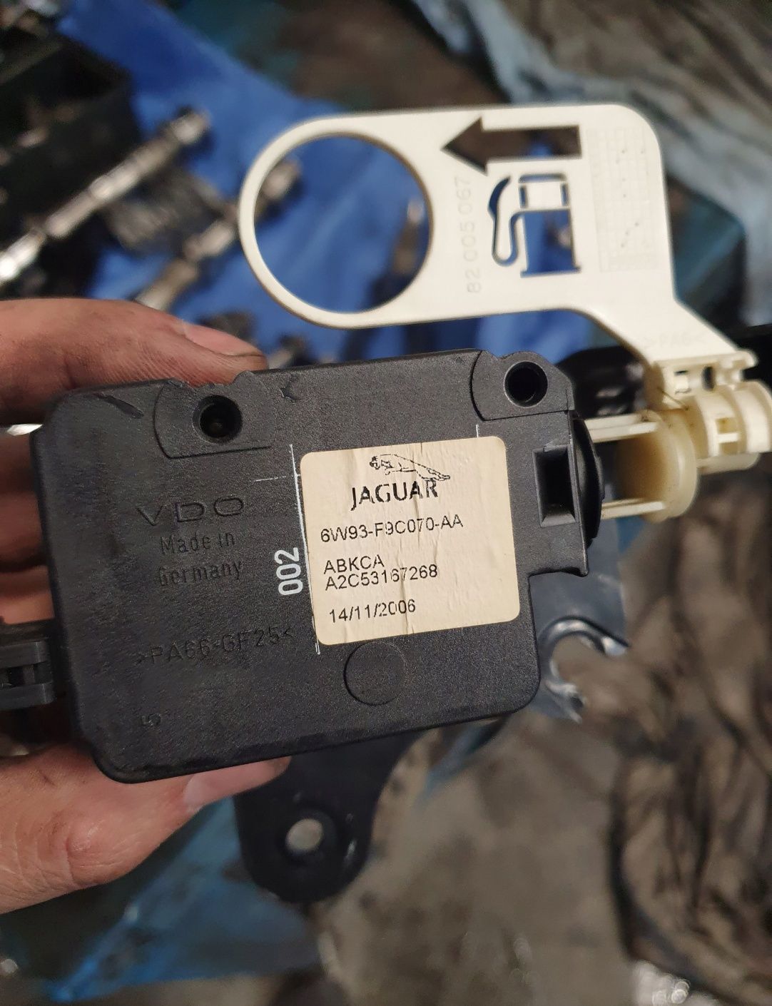 Siłownik klapy wlewu paliwa 6w93-f9c070-aa jaguar xj x350