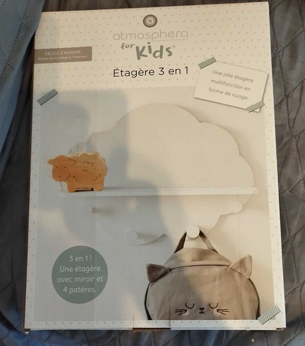 Prateleira nova com espelho e cabides cor branca