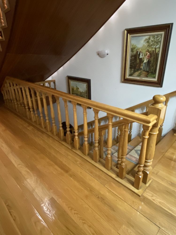 Prumos de Madeira Maciça para Escadas - Design Clássico