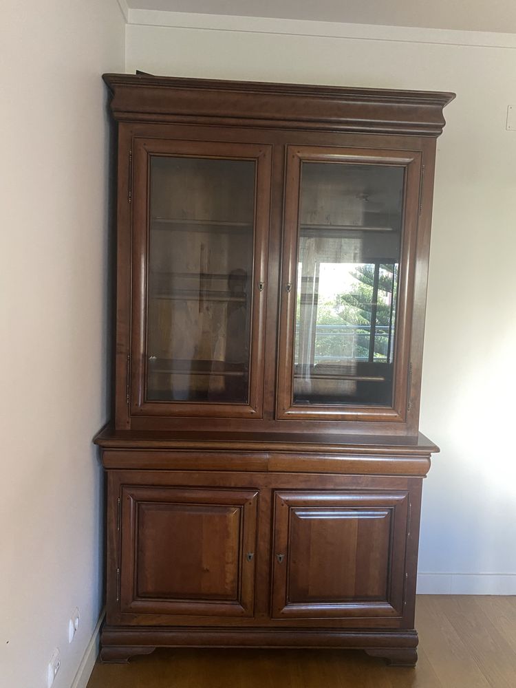 Cristaleira de cerjeira com portas em vidro