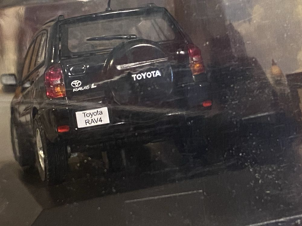 Toyota Rav4 2005 à escala 1:43