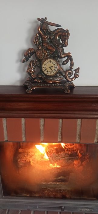 Dekoracyjny Zegar Kominkowy z Motywem Św. Jerzego