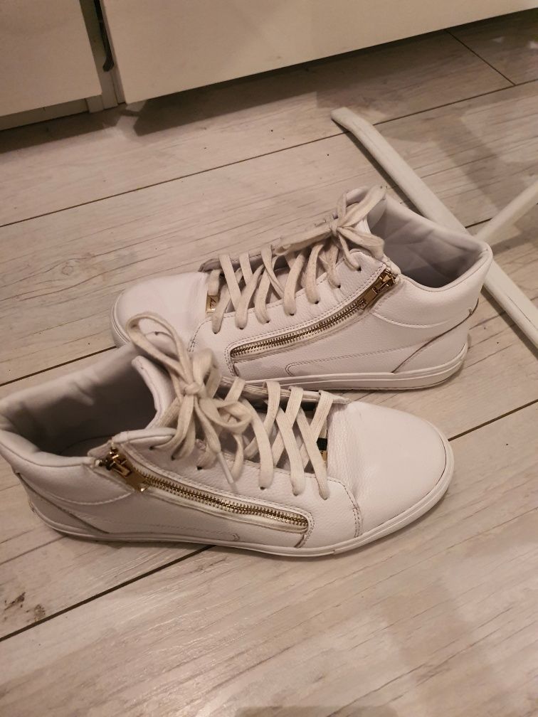 Buty sportowe białe z zamkiem
