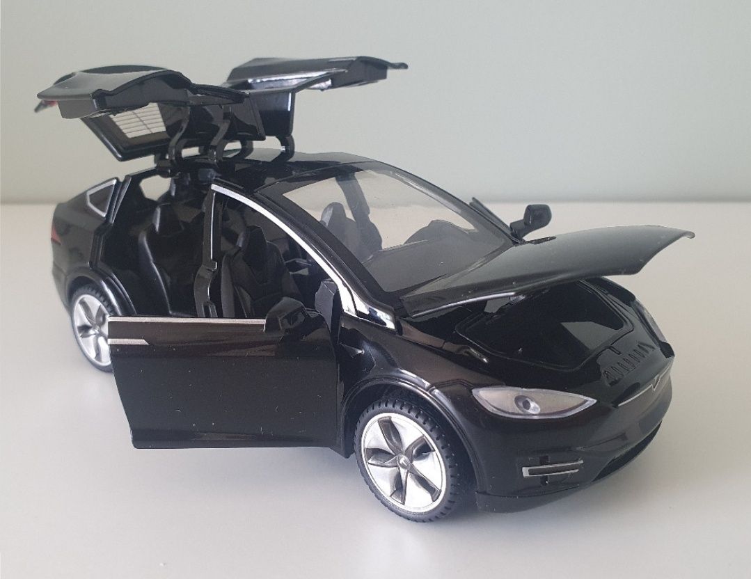 Tesla model X 1:32 otwierane (do góry!) drzwi LED