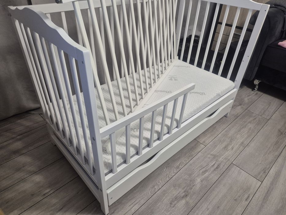 Łóżeczko z szufladą i materacem