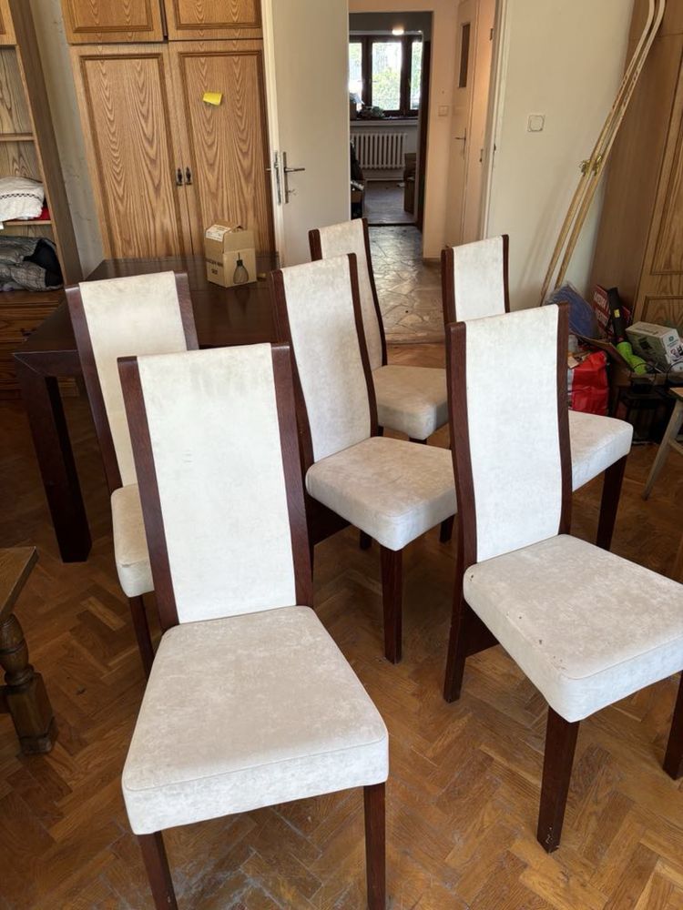 Drewniany stylowy stół z zestawem krzeseł