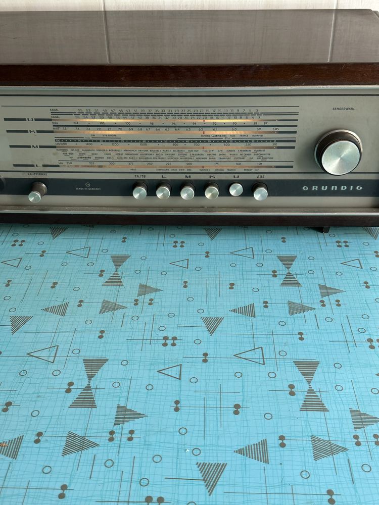 Radio Grundig de 1967” para revisão”