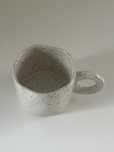 Kubek ceramiczny wzorowany na handmade pogięty z wzorem w kropki