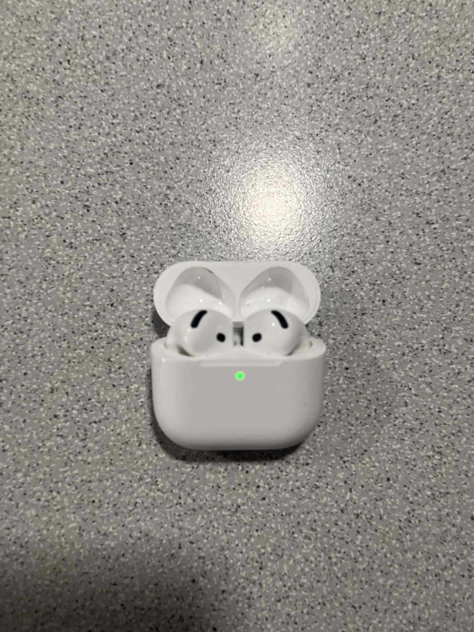 AirPods 4 (w dobrym stanie, super oferta).