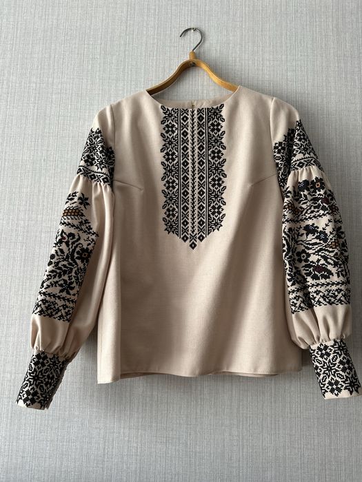 Жіноча вишиванка ручної роботи