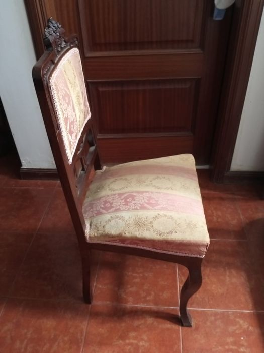 Canapé e duas cadeiras acolchoadas e forradas a tecido