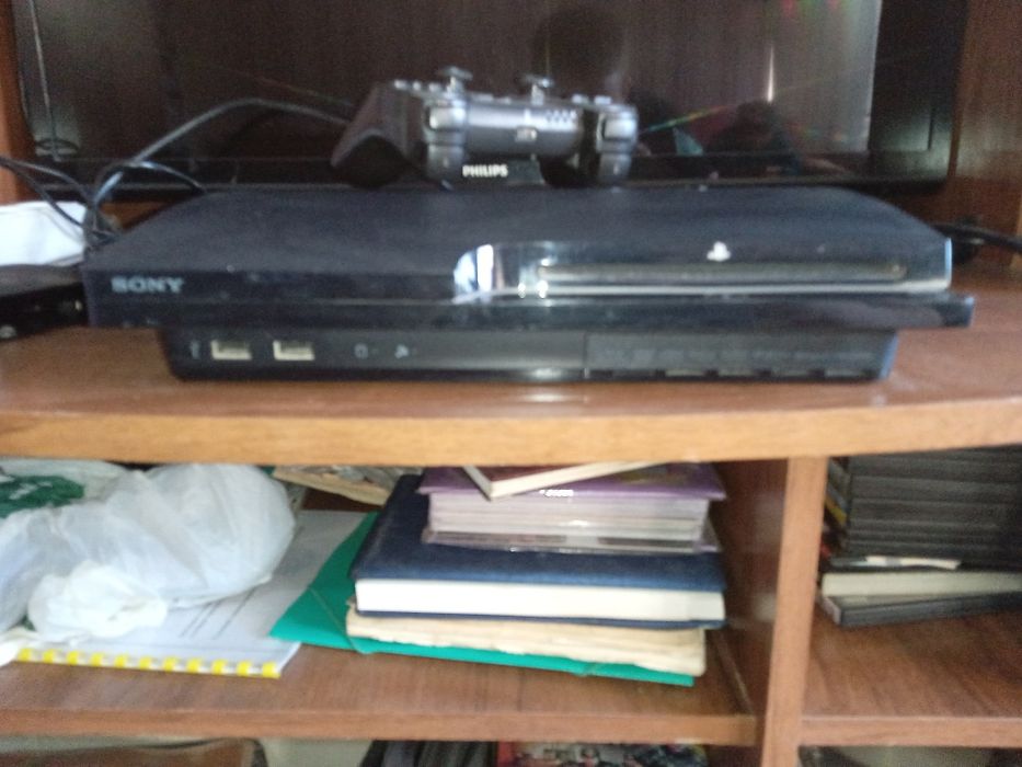 Продам PlayStation 3 з одним геймпадом в идеальном состоянии