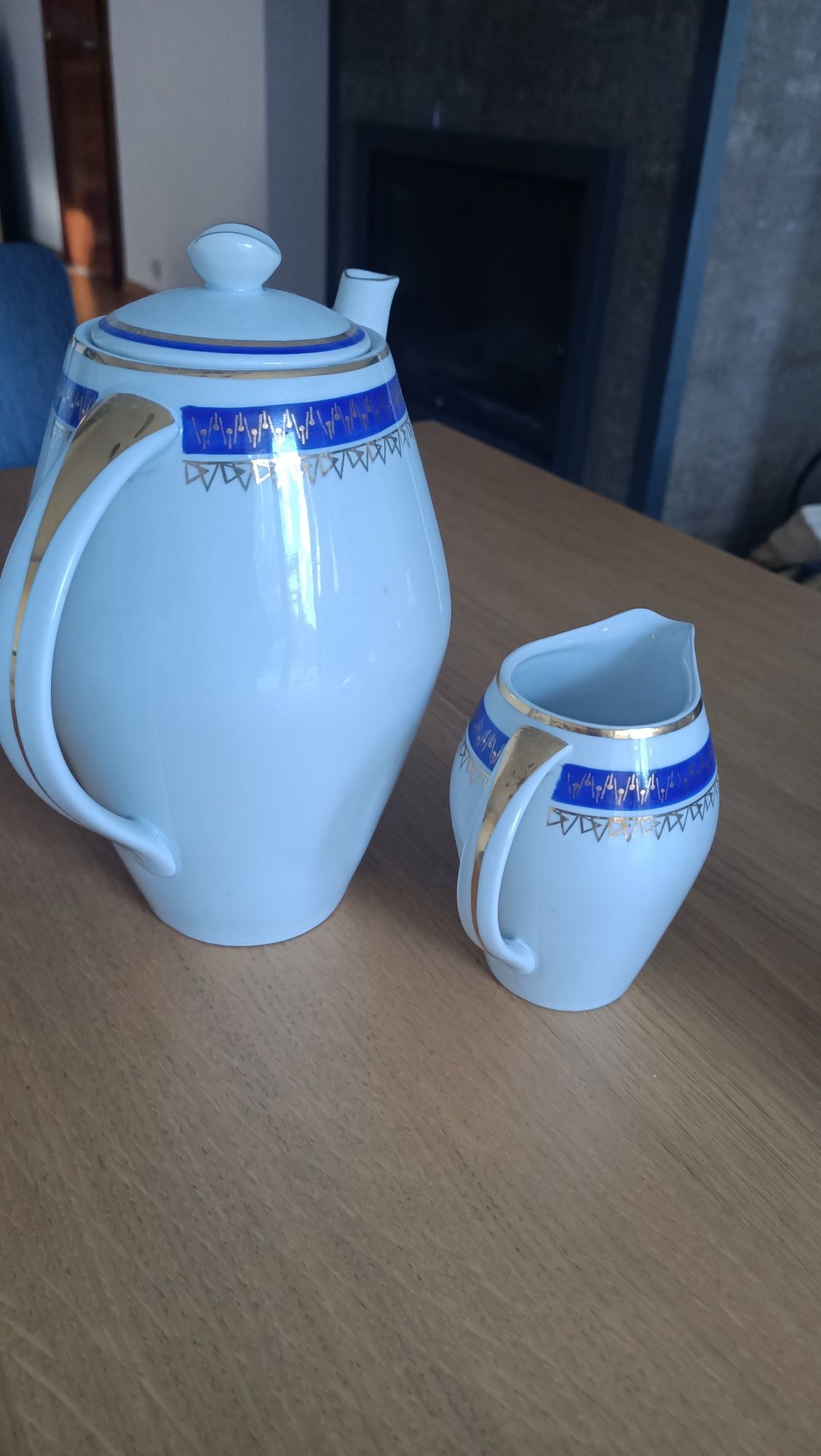 Porcelanowy Biały duży i mały  dzbanek ze złotym dekorem - PRL