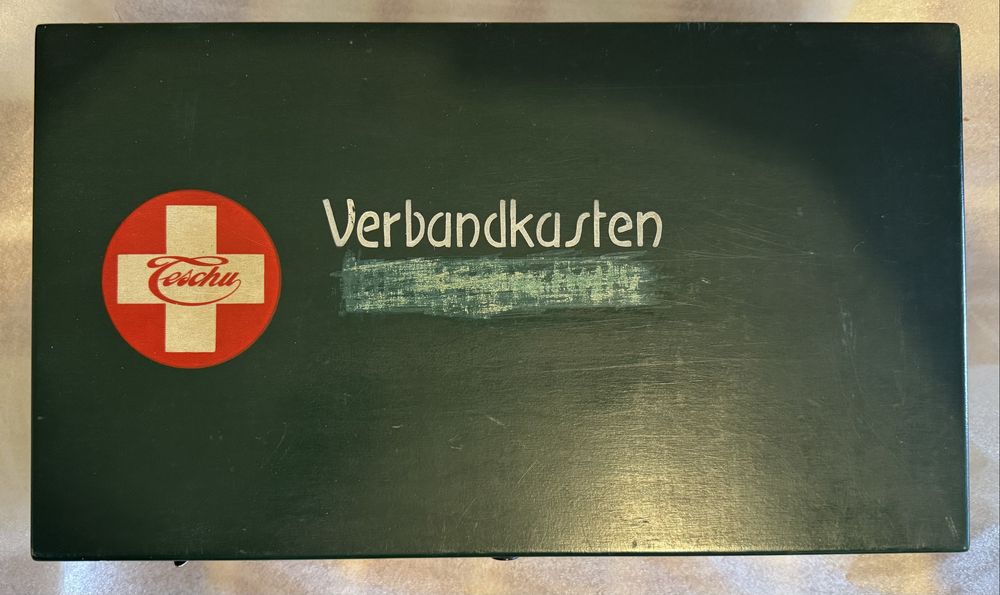 Kompletna, w pięknym stanie apteczka niemiecka z okresu przedwojennego