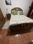 Quarto de casal de madeira maciça com mesinha cabeceira