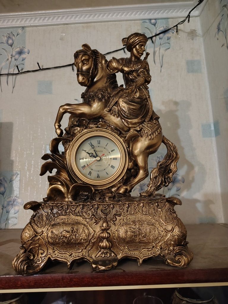 Продам часы настольные "всадник на лошади"