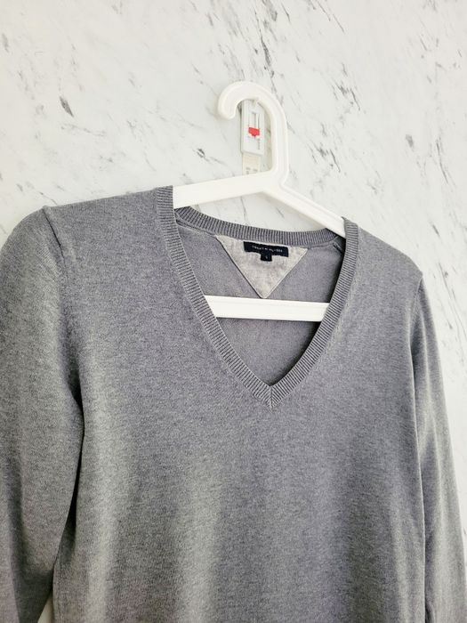 Sweter basic dekolt w serek premium