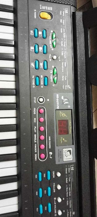 Синтезатор ( піаніно) переносний майже не використовували