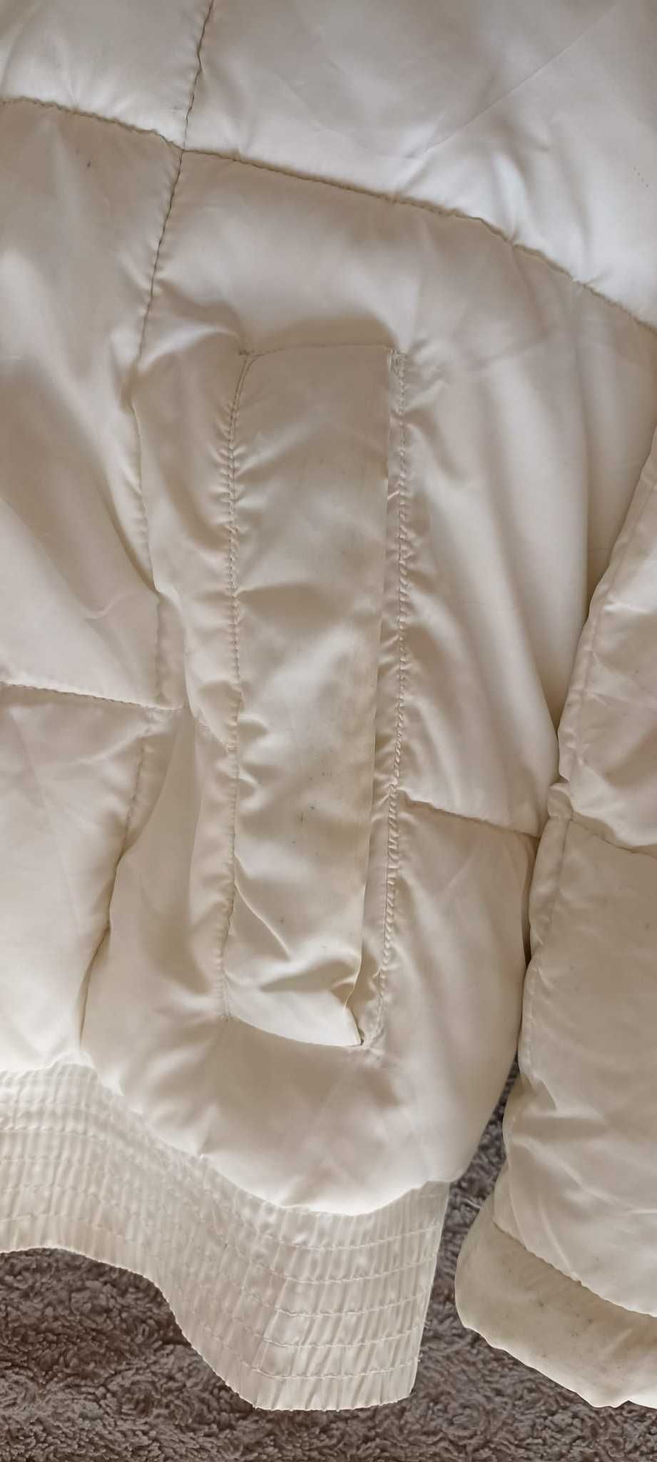 Casaco acolchoado branco com capuz destacável