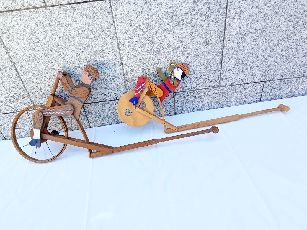 Brinquedos em madeira e plástico