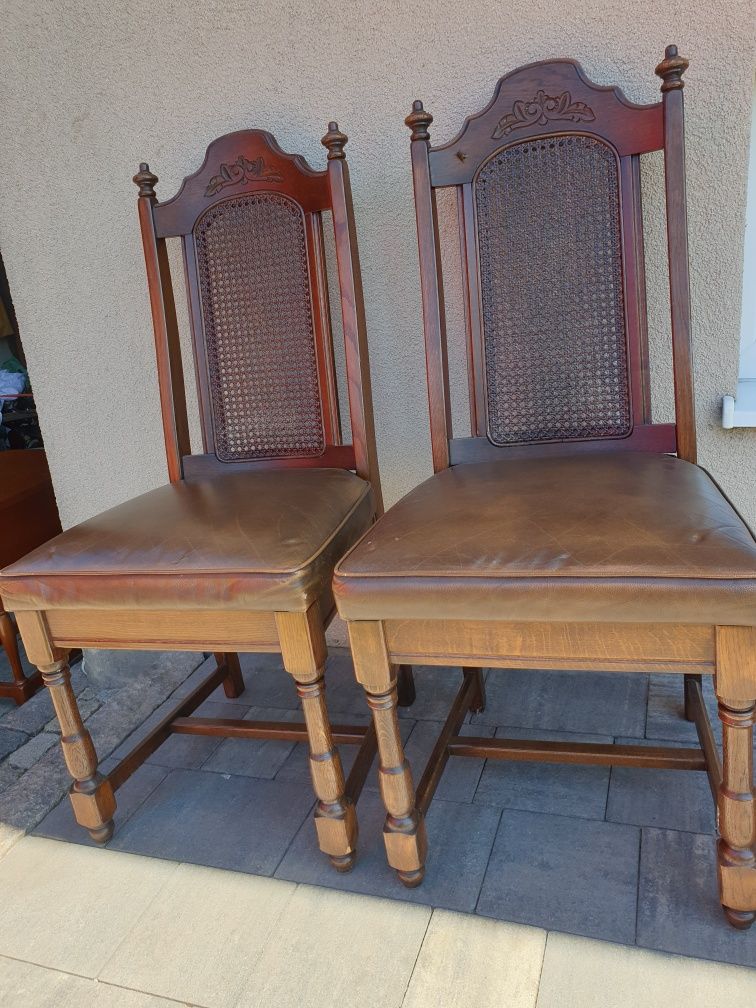 Dwa krzesła dębowe z plecionką wiedeńską , siedziska skóra naturalna.