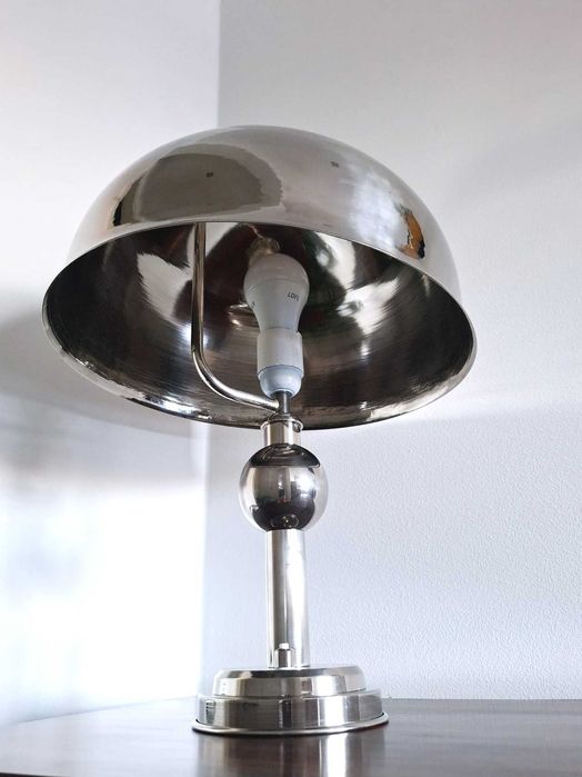 Candeeiro de mesa cromado. Chrome table lamp