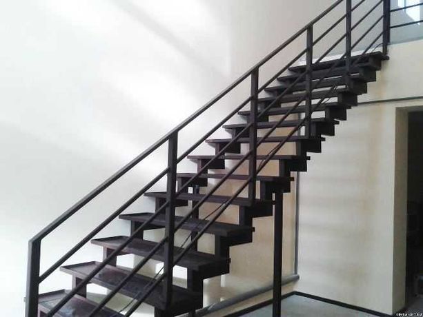 Установка металлических лестниц для домов и гаражей