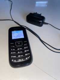Telefon komórkowy samsung gt-e1200 z ładowarką i instrukcjami