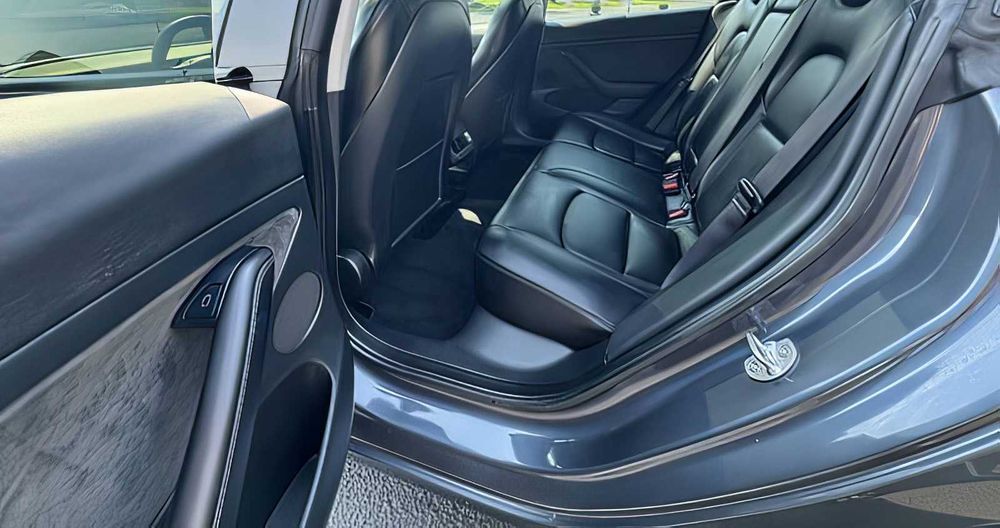 Tesla Model 3      2023