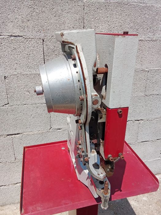 Máquina de meter rivetes