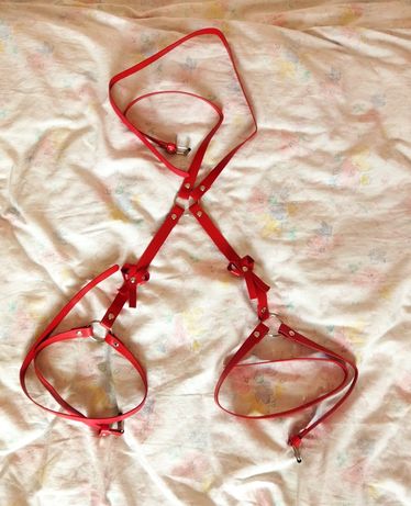Czerwona uprząż / pasek / harness z kokardkami