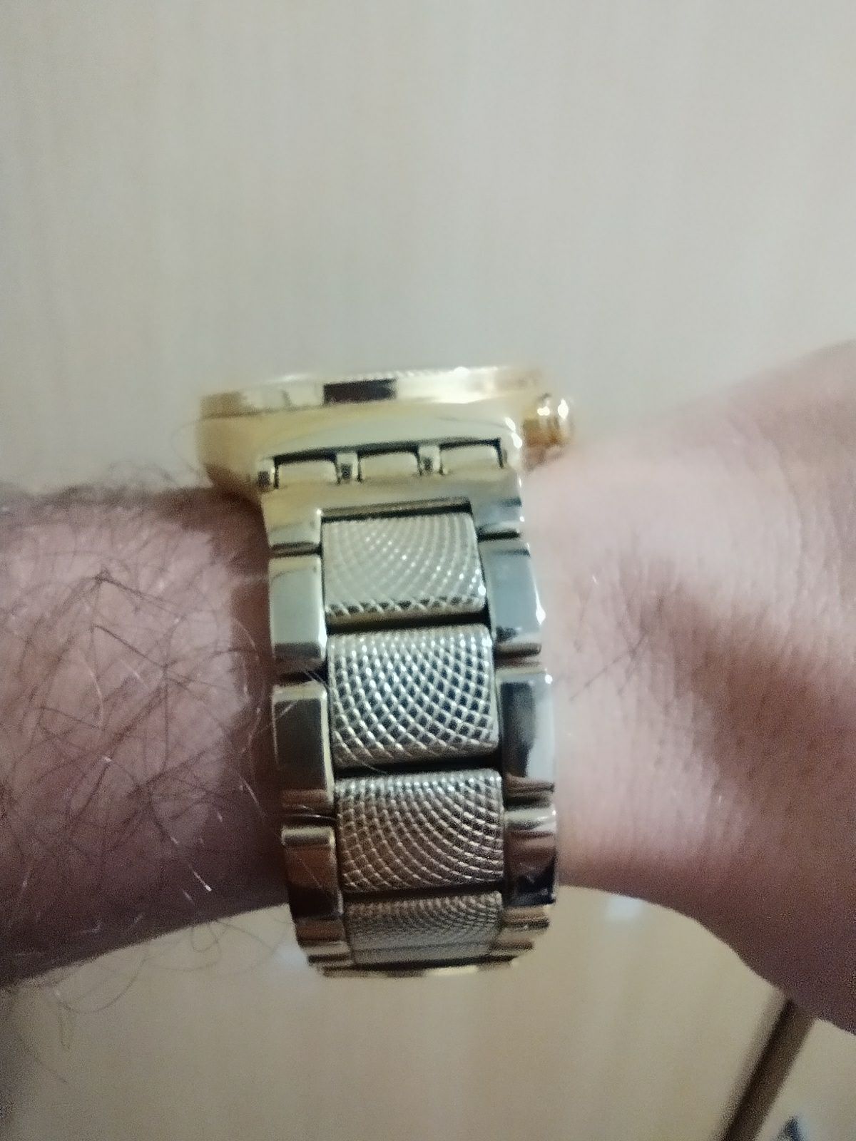 Relógio Swatch dourado