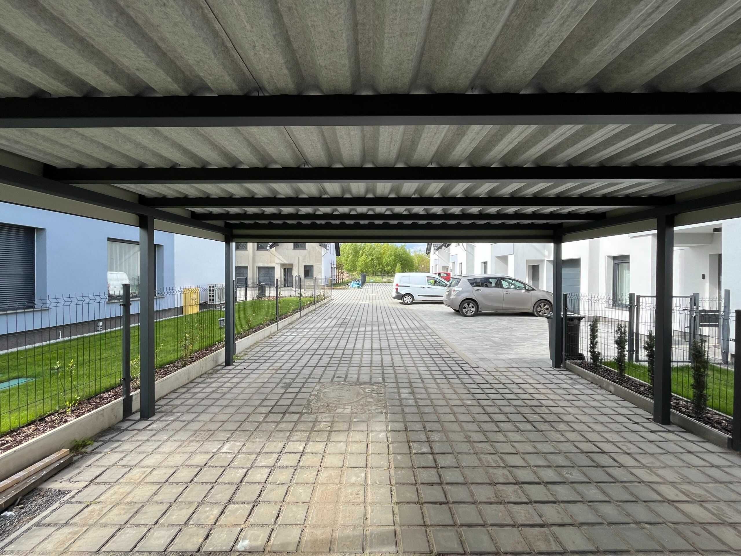 Nowoczesna wiata garażowa, carport z pomieszczeniem gospodarczym