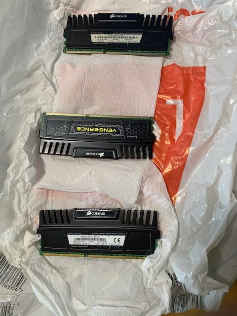 Vendo RAM corsaair 12g 3 pentes de 4g