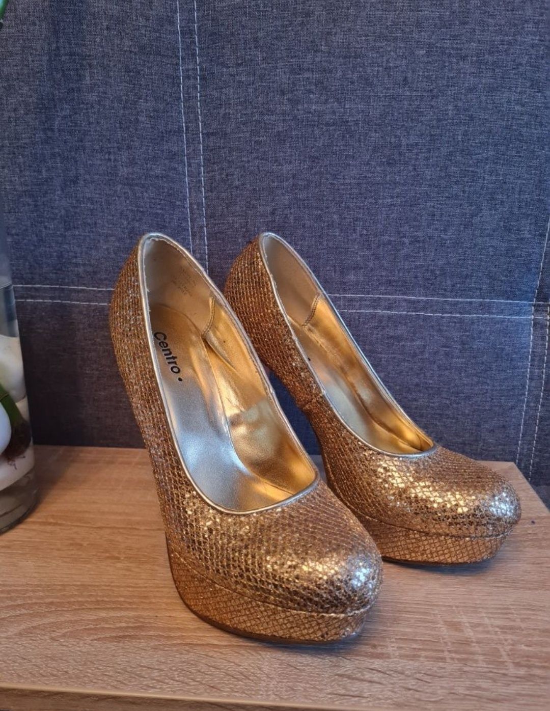 Туфли блестящие,  золотого цвета на высоком каблуке.