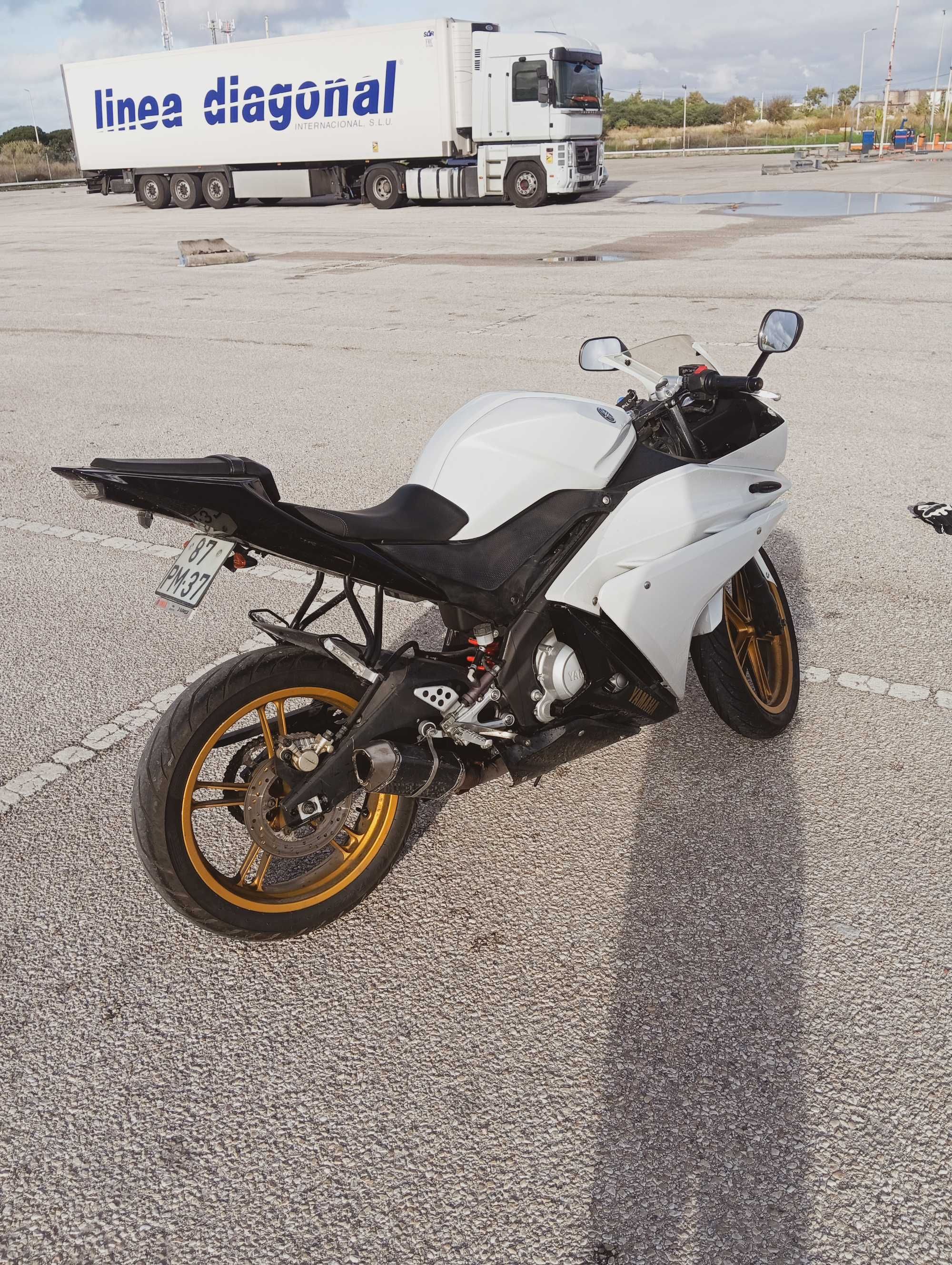 Yamaha YZF R125 White Version