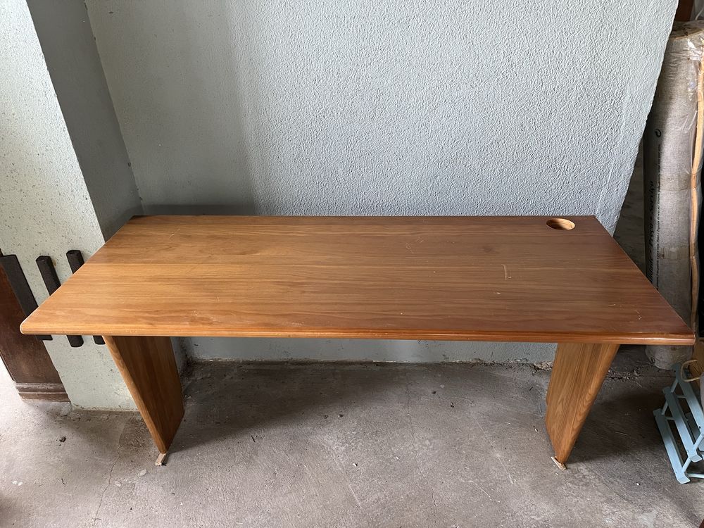 Secretaria de encostar à parede