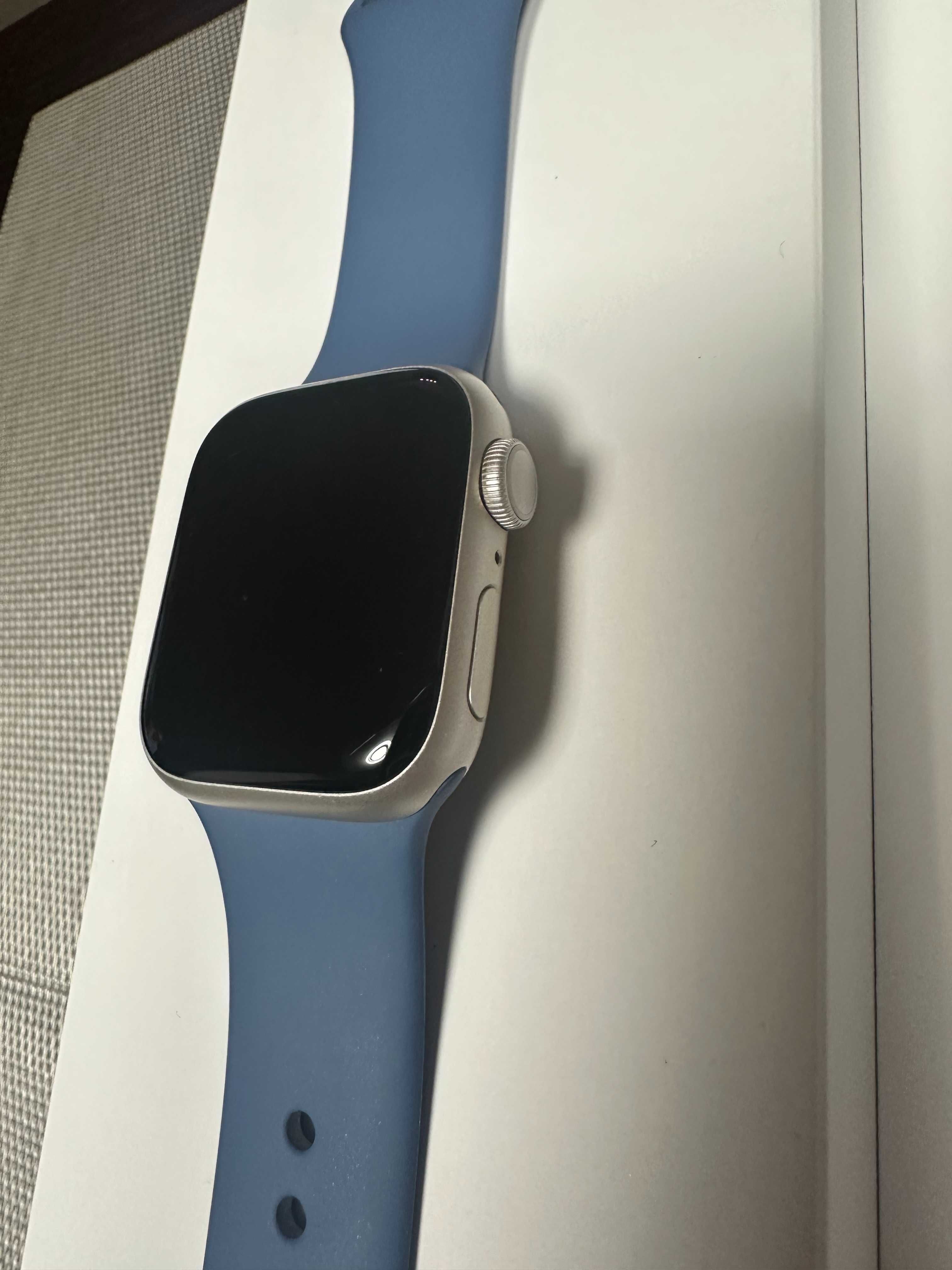 Apple Watch Series 9 41mm Starlight (złoty) z błękitnym paskiem