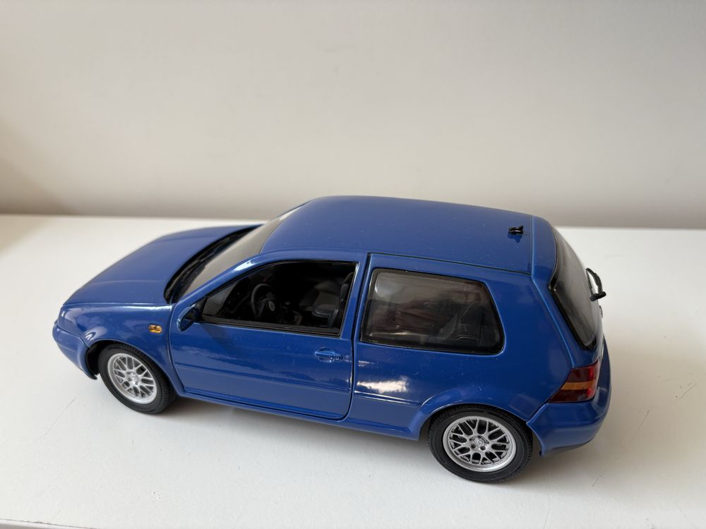 Model Volkswagen Golf MK4 GTi 1:18 Revell (maisto welly)