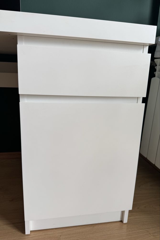 Białe biurko Ikea
