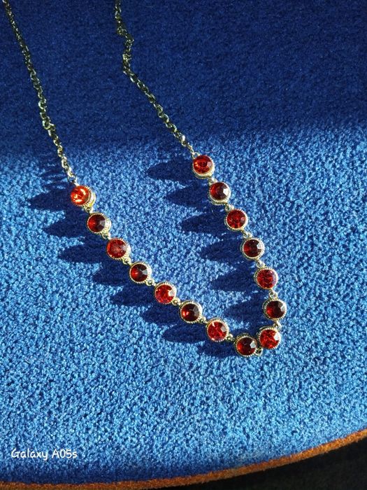 Подвеска с красными камнями